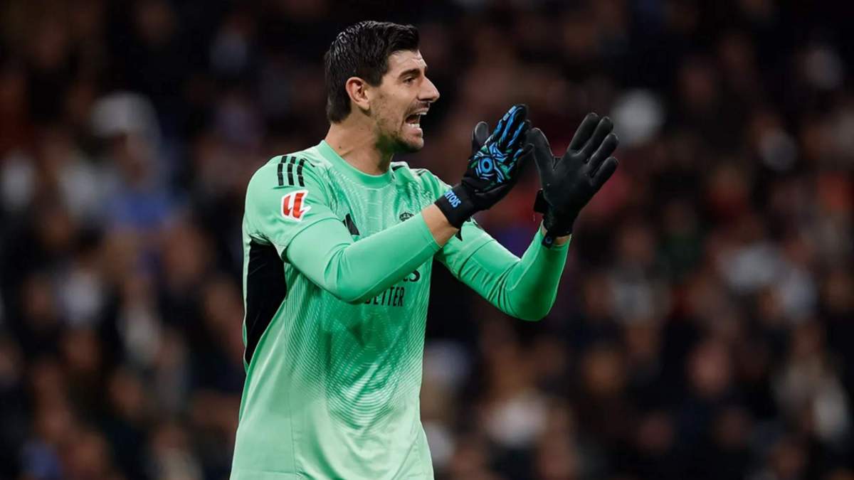 Thibaut Courtois disputando un partido con el Real Madrid. 