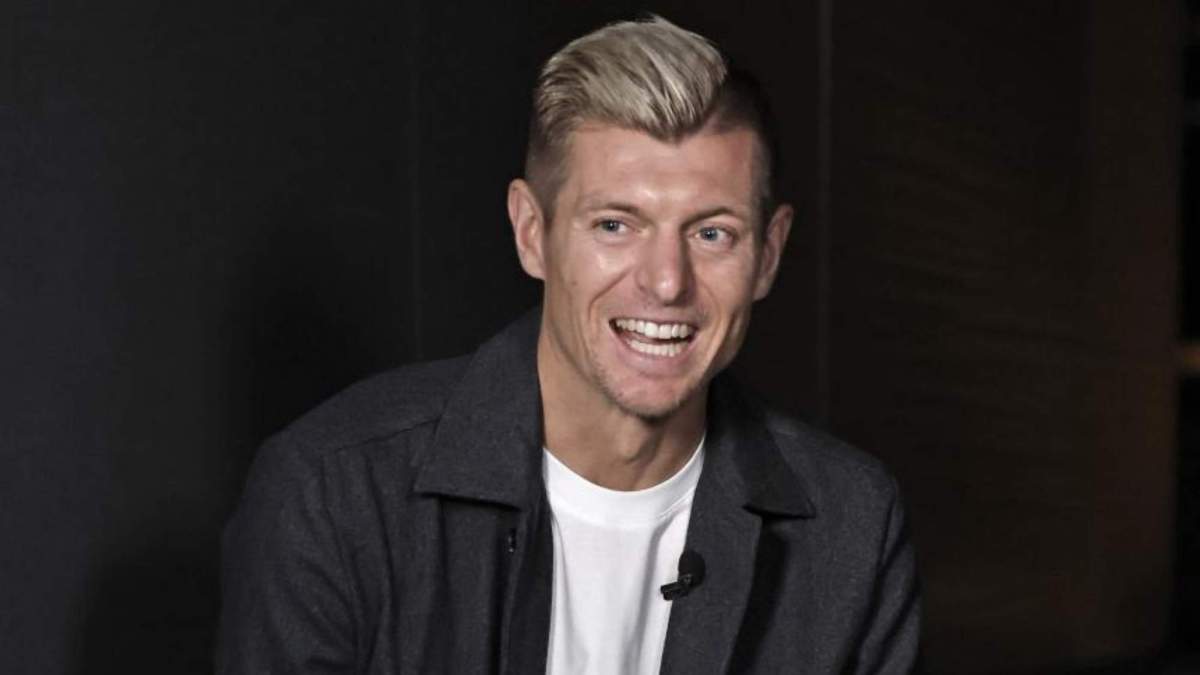 Toni Kroos se muestra sonriente durante una entrevista reciente.