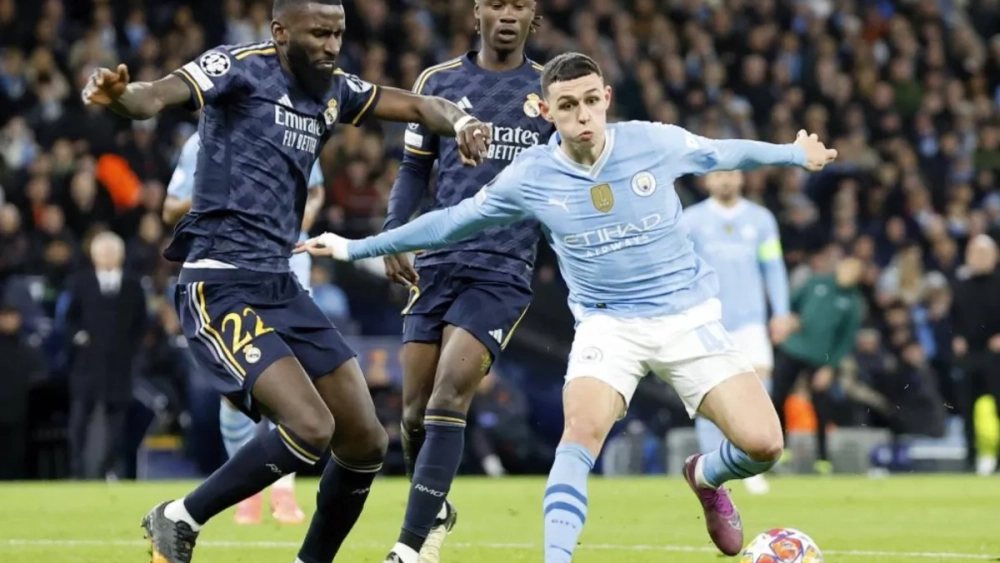 Antonio Rüdiger, defendiendo un balón ante Phil Foden, en el último enfrentamiento en Champions entre Real Madrid y Manchester City.