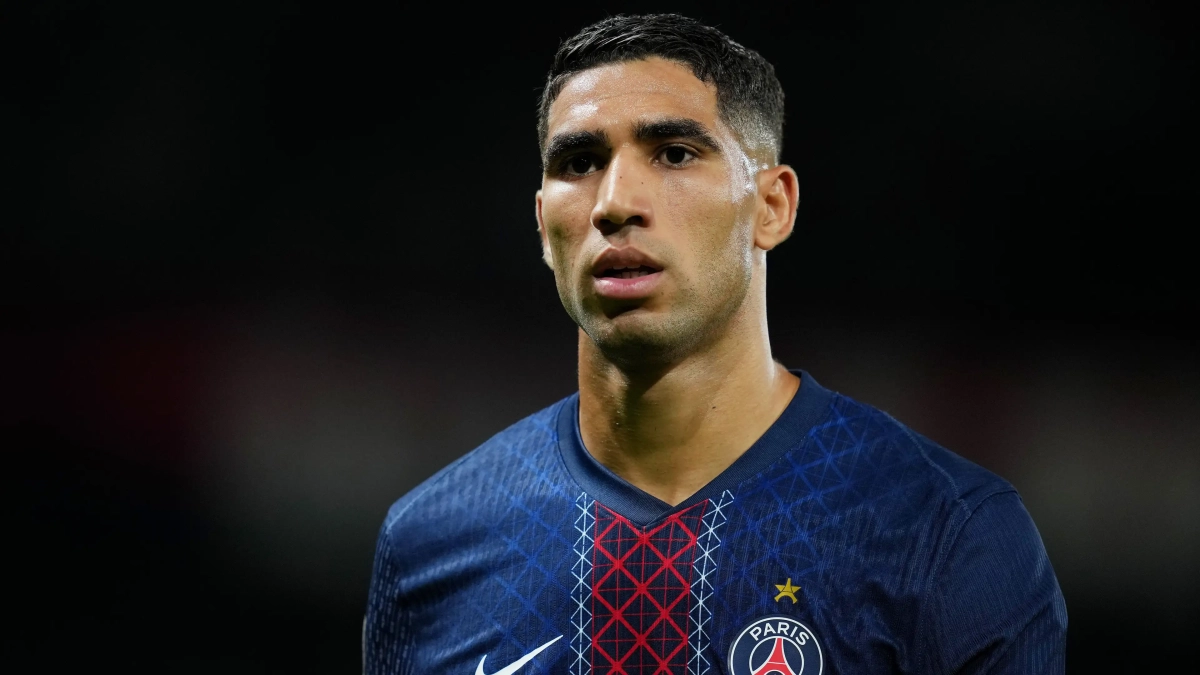 Achraf Hakimi jugando un partido con el Paris Saint-Germain.