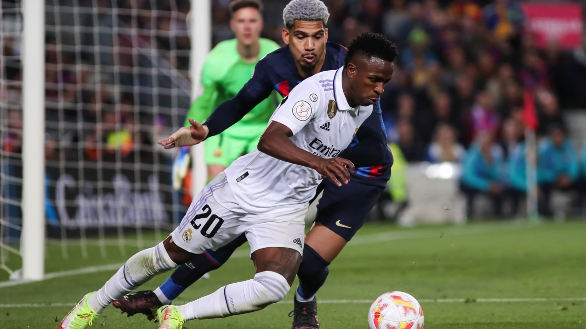 Araújo y Vinicius durante uno de los Clásicos en los que se han enfrentado en los últimos años