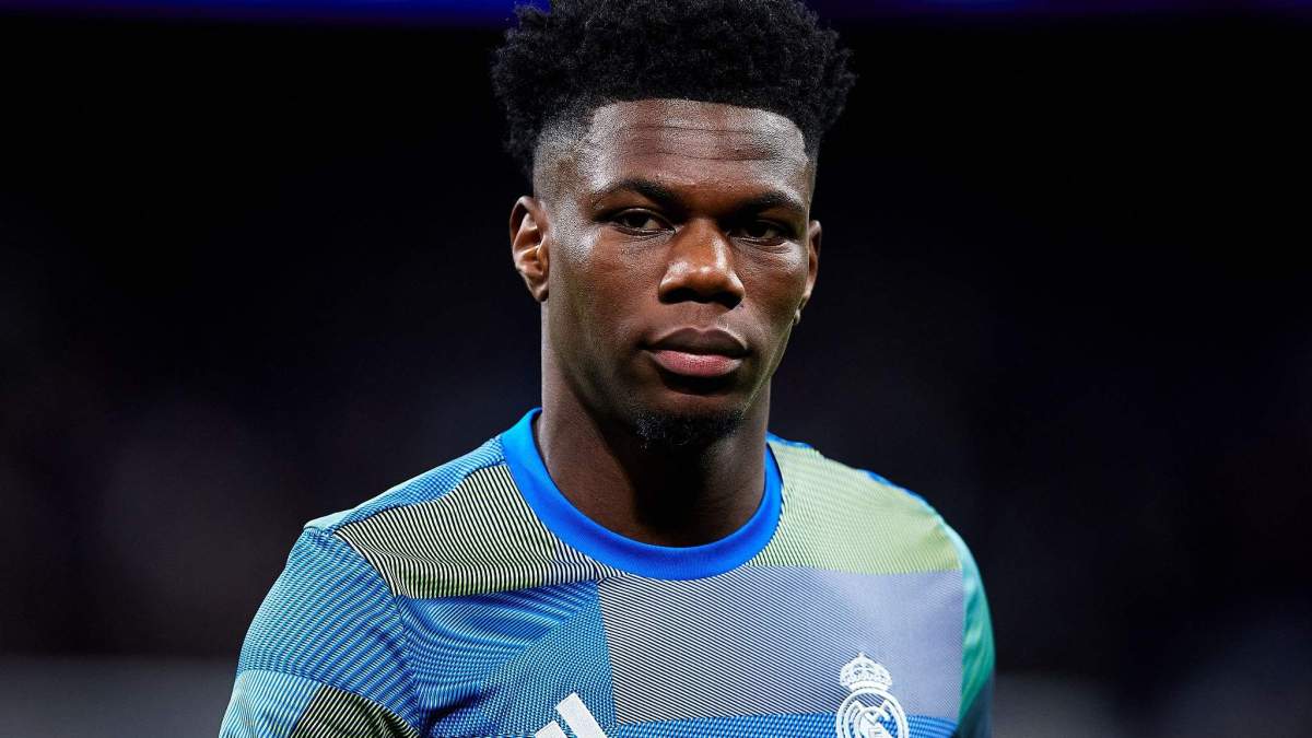 Aurélien Tchouaméni calentando en un partido del Real Madrid.