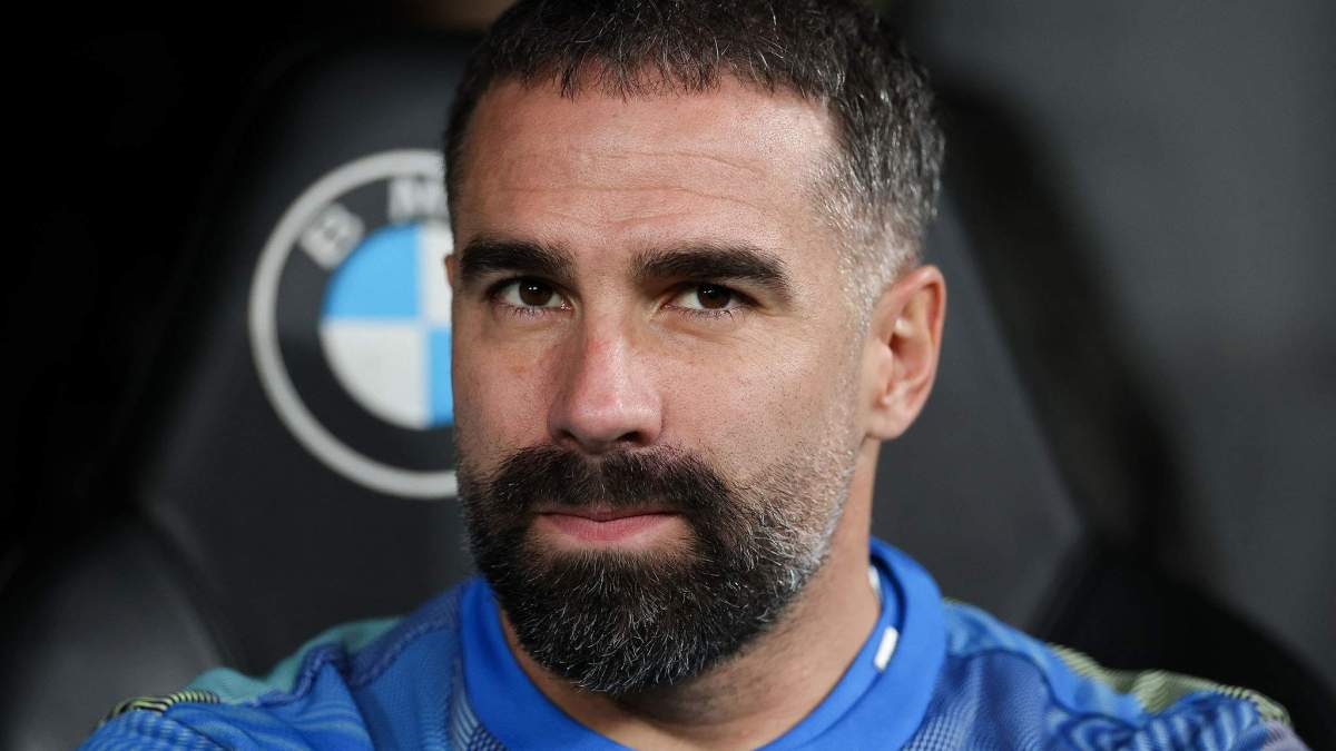 Dani Carvajal sentado en el banquillo del Real Madrid.