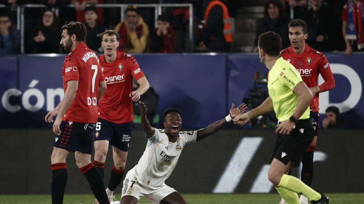 Vinicius quejándose de una decisión arbitral