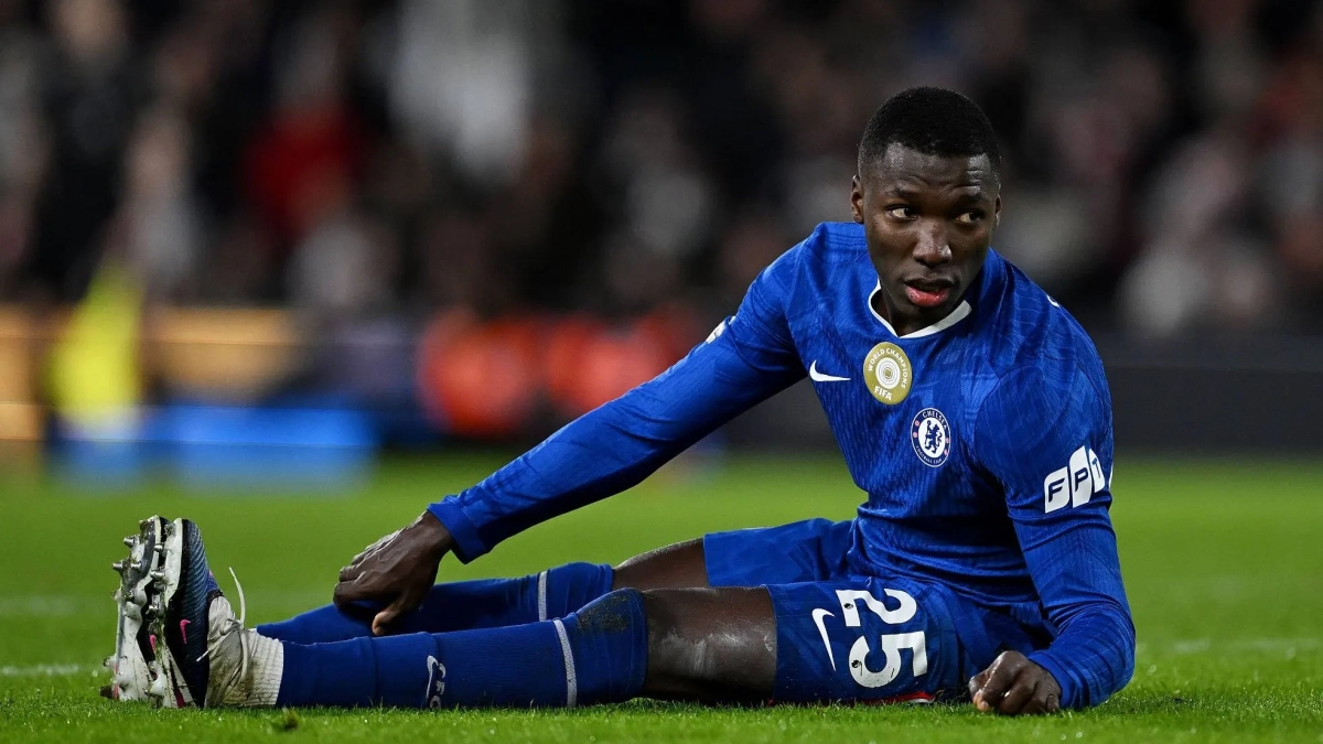 Moisés Caicedo jugando un partido con el Chelsea. 