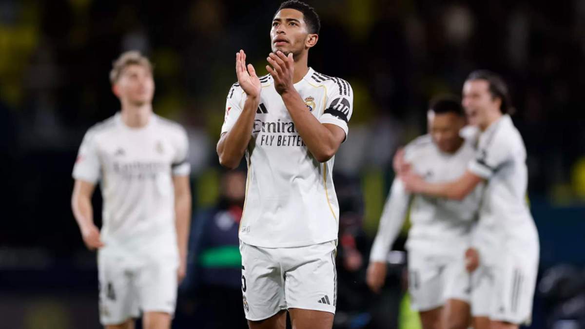 Bellingham aplaudiendo a la afición madridista presente en el Estadio de La Cerámica Bellingham aplaudiendo a la afición madridista presente en el Estadio de La Cerámica