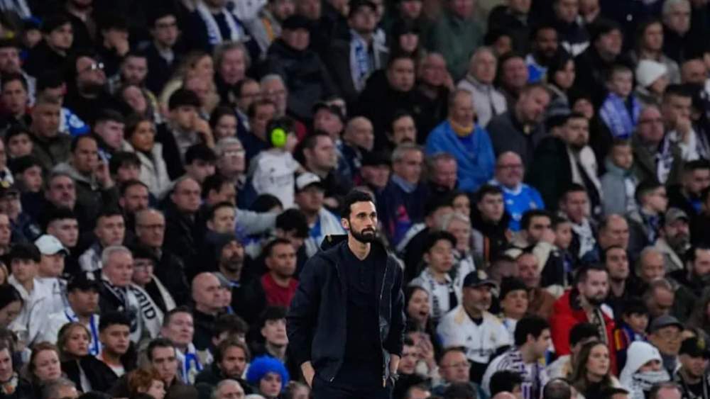 Álvaro Arbeloa, en el área técnica del Santiago Bernabéu siguiendo el partido del Real Madrid contra la Real Sociedad. Álvaro Arbeloa, en el área técnica del Santiago Bernabéu siguiendo el partido del Real Madrid contra la Real Sociedad.