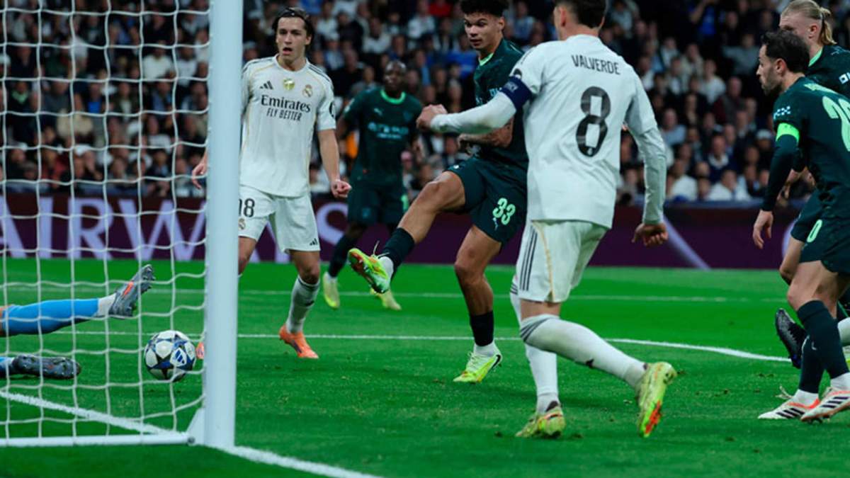 Jugadores del Real Madrid enfrentándose al Manchester City en el Santiago Bernabéu. 