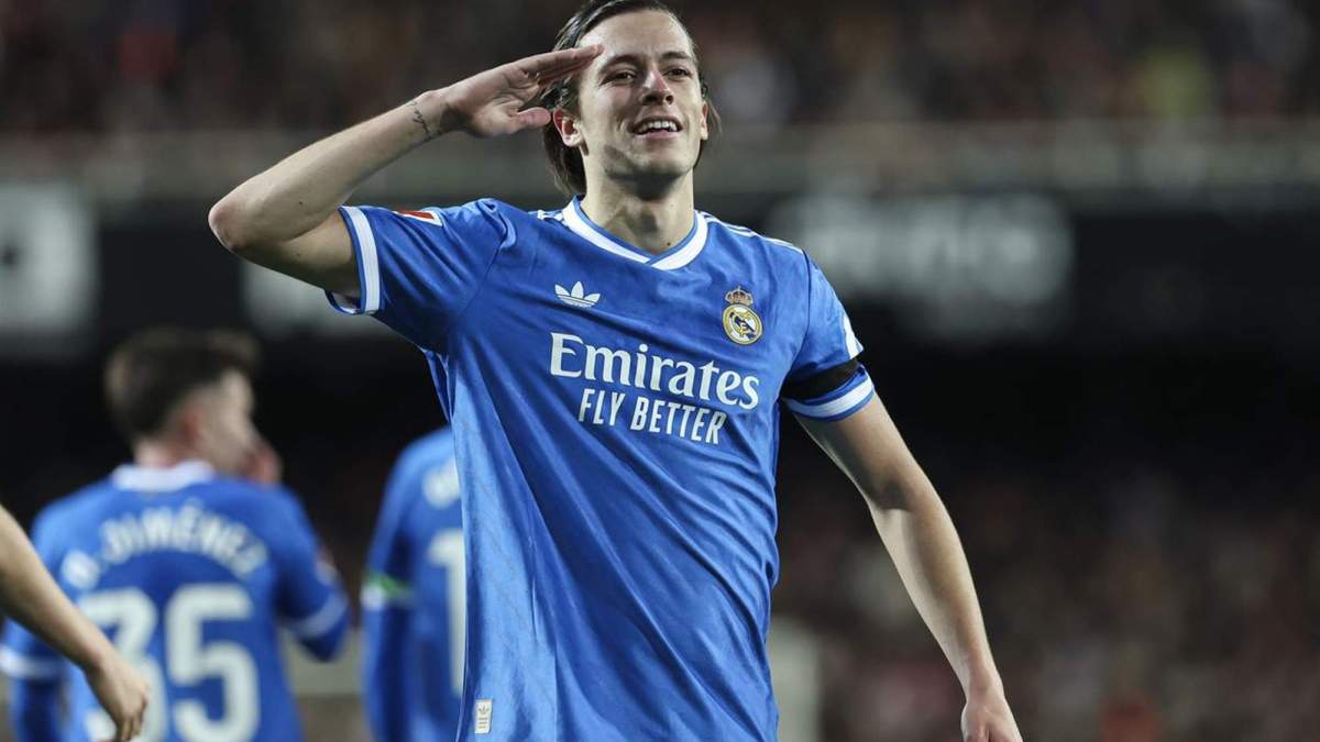 Álvaro Carreras celebrando un gol con el Real Madrid.