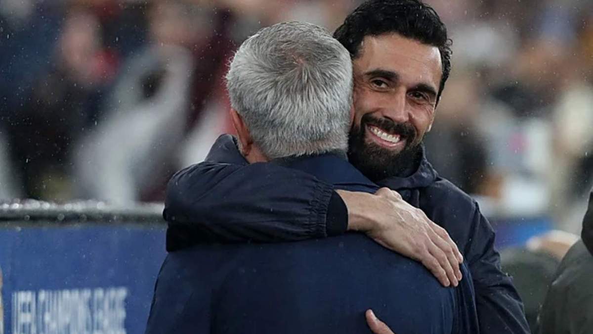 José Mourinho y Álvaro Arbeloa se abrazan antes del partido de este miércoles entre el Benfica y el Real Madrid.