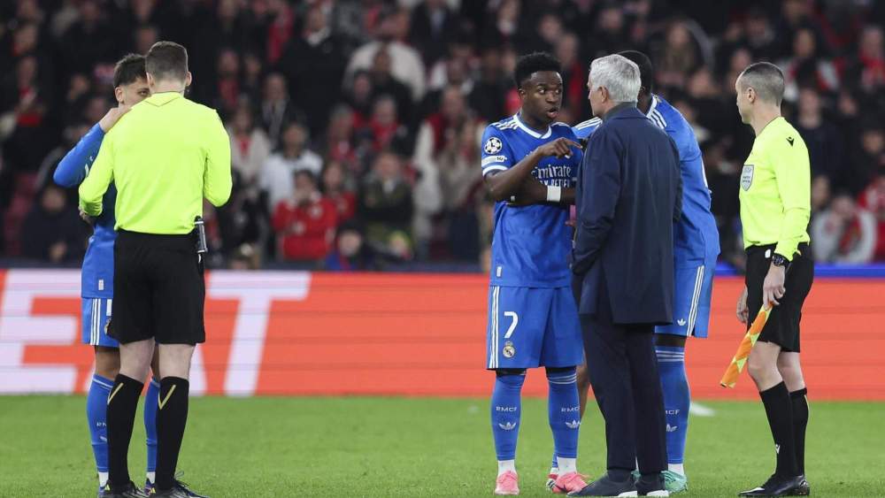 José Mourinho, hablando con Vinicius Junior tras pararse el partido entre el Benfica y el Madrid debido a los comentarios racistas que sufrió el brasileño por parte de Gianluca Prestianni.