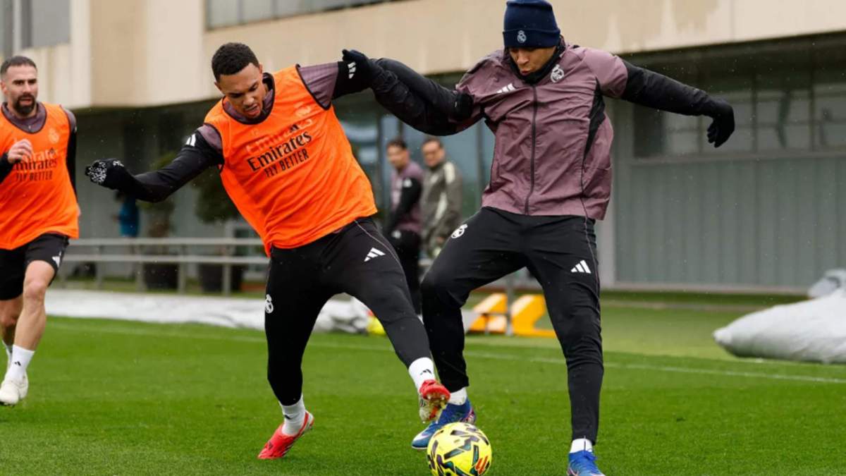 Mbappé, Trent y Carvajal durante el entrenamiento previo al partido contra el Valencia