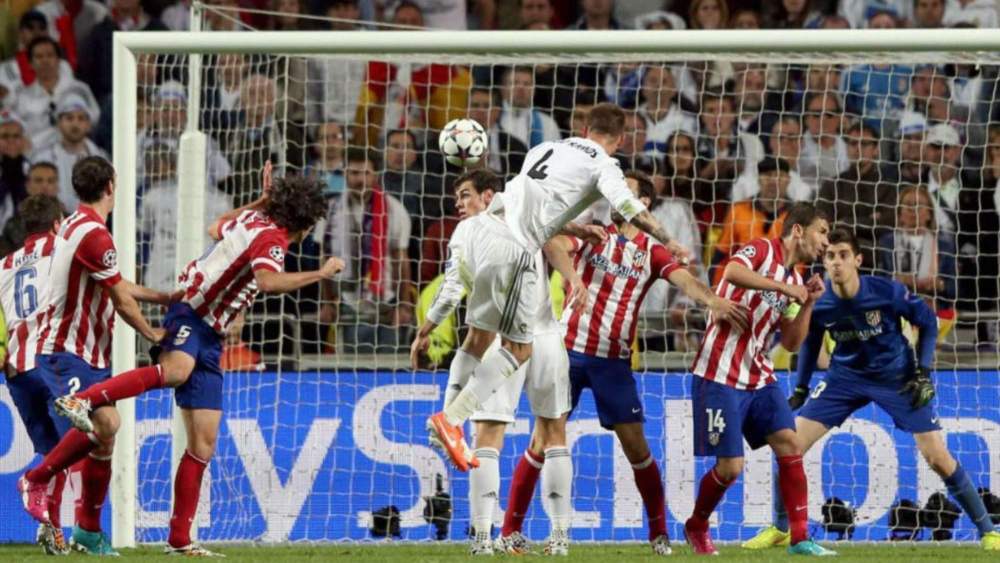 Sergio Ramos remata de cabeza el gol del Real Madrid ante el Atlético en la final de la Champions de 2014. 