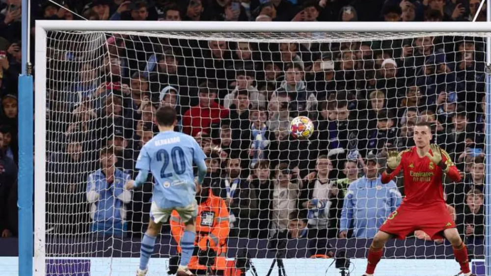 Lunin detiene el penalti a Silva, este miércoles en el Etihad.