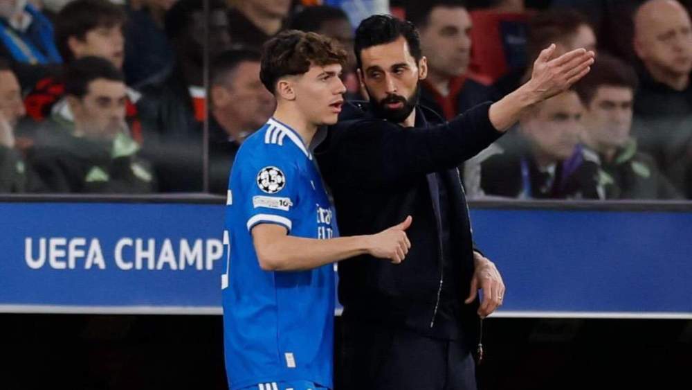Thiago Pitarch y Álvaro Arbeloa, hablando antes del debut del futbolista con el primer equipo madridista en Da Luz ante el benfica.