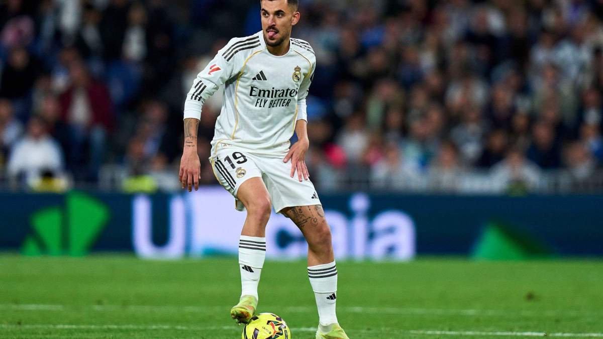 Dani Ceballos disputando un partido con el Real Madrid.