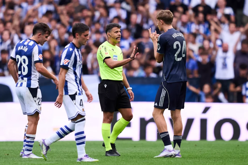 - Qedine Dean Huijsen protesta a Gil Manzano su expulsión durante un Real Sociedad - Real Madrid.