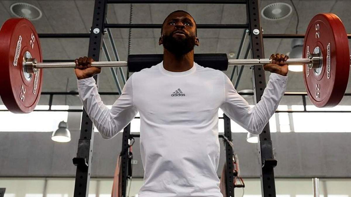 Antonio Rüdiger entrenando en un gimnasio.