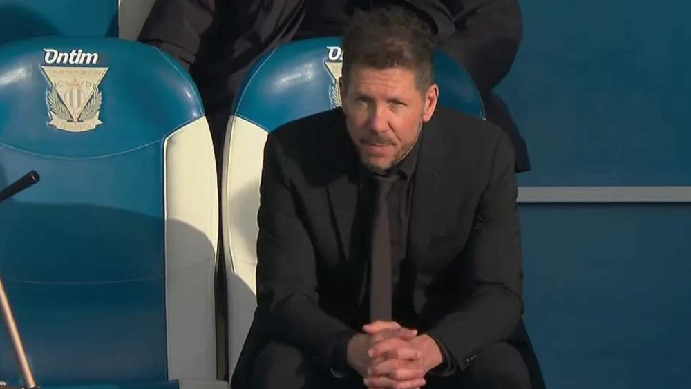 Diego Pablo Simeone, en el banquillo del Atlético después del 2-0 del Rayo. Diego Pablo Simeone, en el banquillo del Atlético después del 2-0 del Rayo.