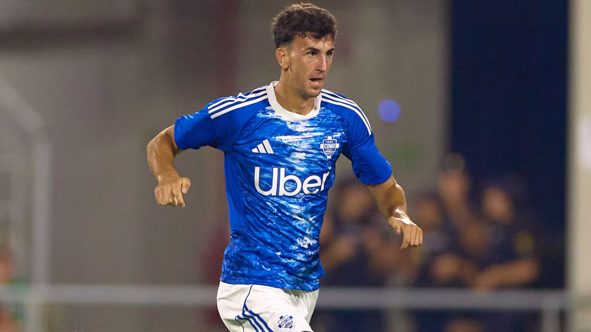 Jacobo Ramón jugando un partido con el Como. 