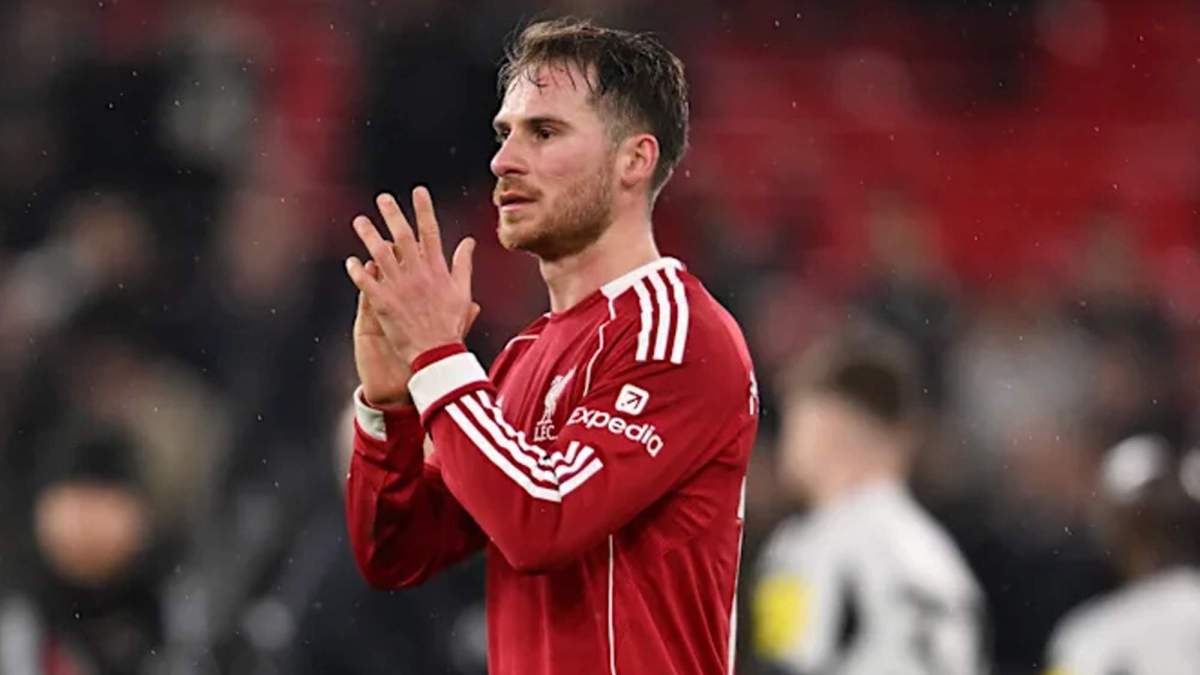 Mac Allister jugando un partido con el Liverpool.