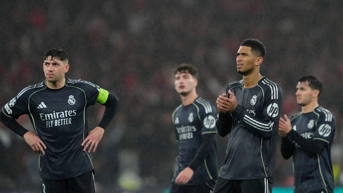 Jorge Cestero junto a algunos compañeros tras el partido contra el Benfica Jorge Cestero junto a algunos compañeros tras el partido contra el Benfica