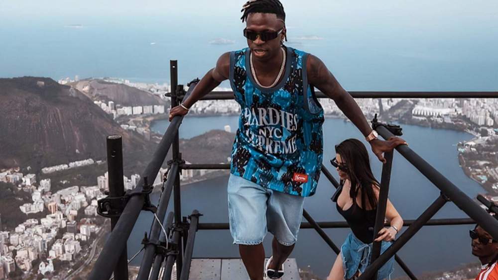 Vinicius Junior, subiendo al Cristo Redentor, en compañía de Eduardo Camavinga y la mejicana Kenia Os.
