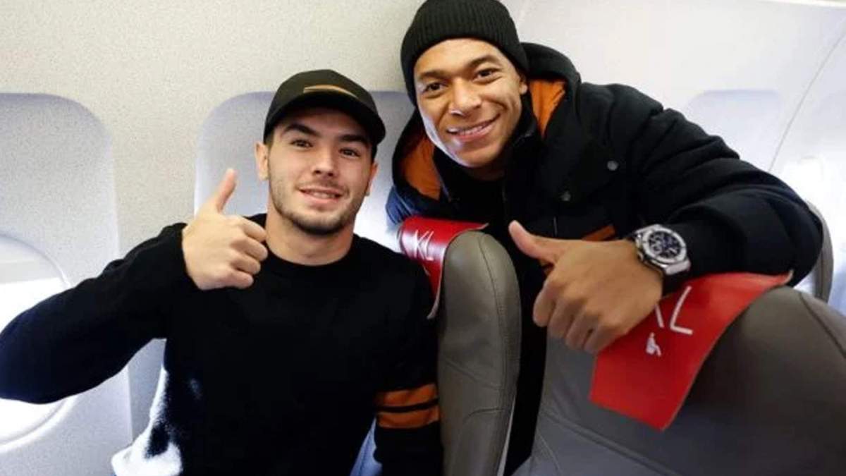 Brahim Díaz y Kylian Mbappé en un avión. Brahim Díaz y Kylian Mbappé en un avión.