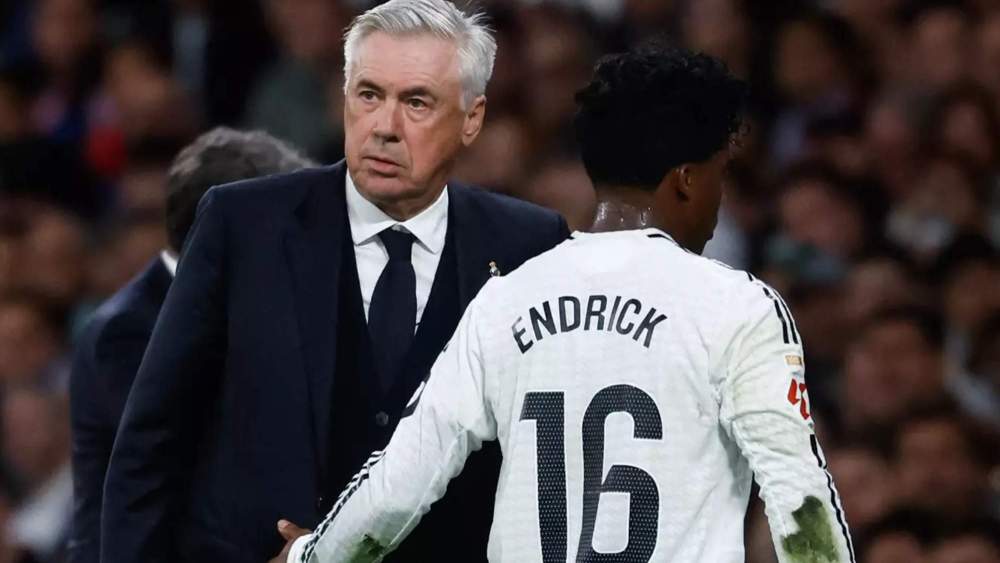 Carlo Ancelotti y Endrick Felipe, durante un partido del Real Madrid el curso pasado.