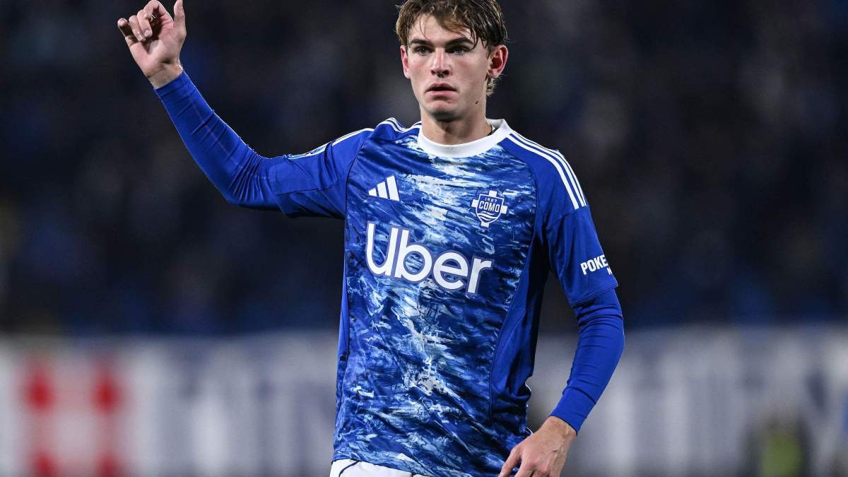 Nico Paz jugando un partido con el Como.