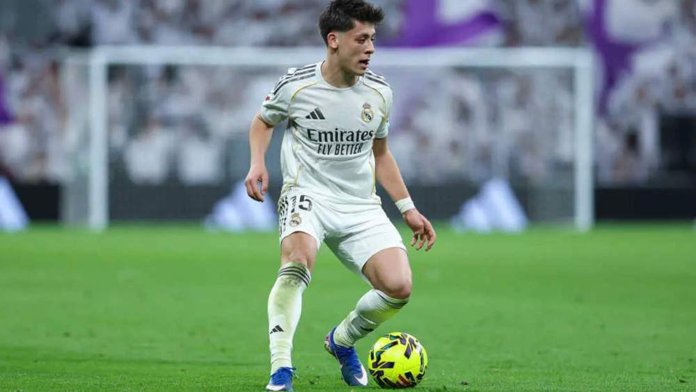 Arda Güler, controlando el balón con los pies, durante un partido de esta temporada con el Real Madrid.