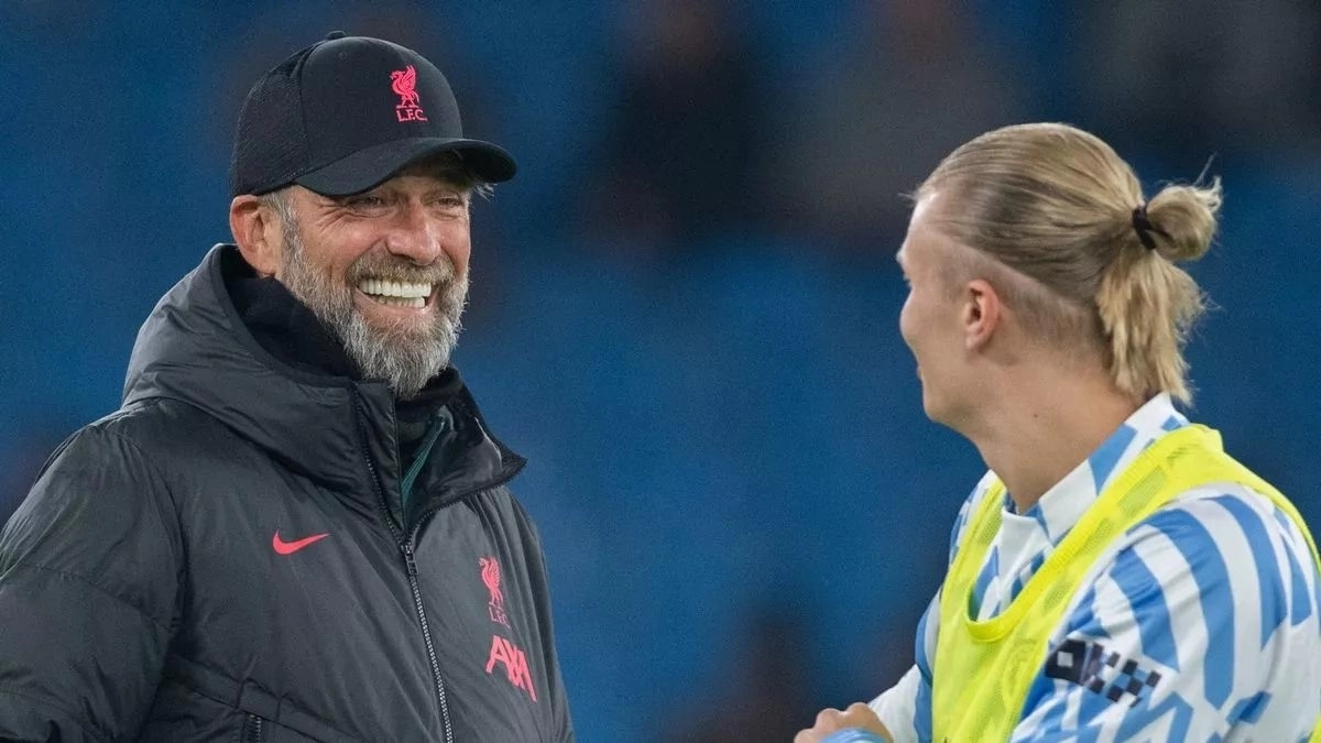 Erling Haaland y Jurgen Klopp dándose un saludo. 