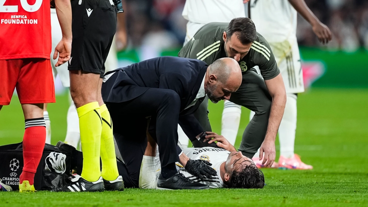 Raúl Asencio siendo atendido durante el Real Madrid - Benfica. 