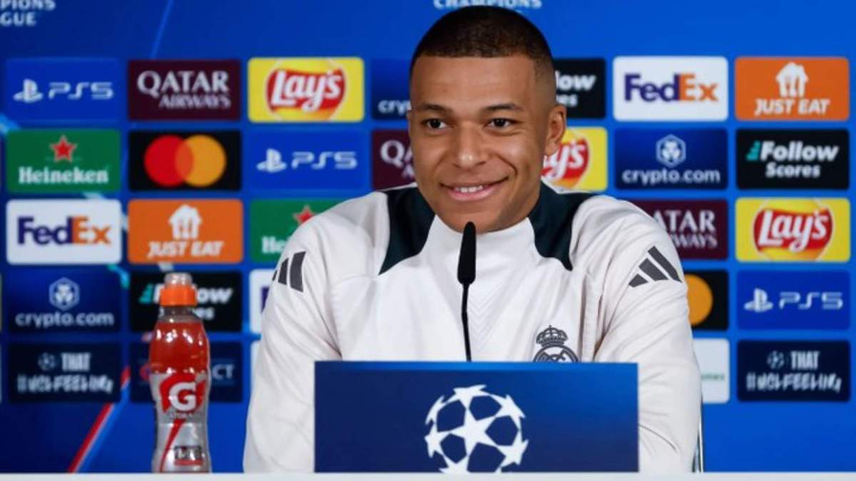 Mbappé atendiendo a los medios en sala de prensa Mbappé atendiendo a los medios en sala de prensa