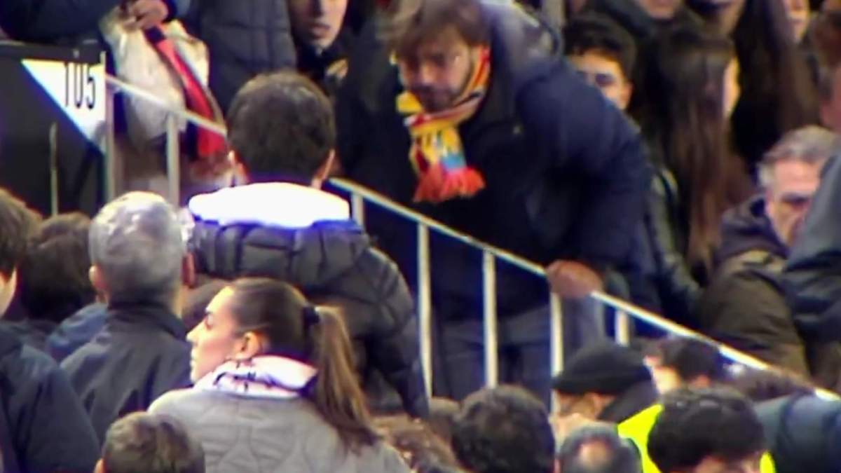 Aficionado del Valencia escupiendo a un seguidor del Real Madrid