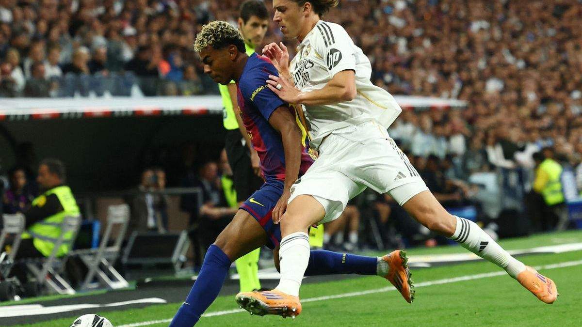 Álvaro Carreras cubriendo a Lamine Yamal en un Clásico.