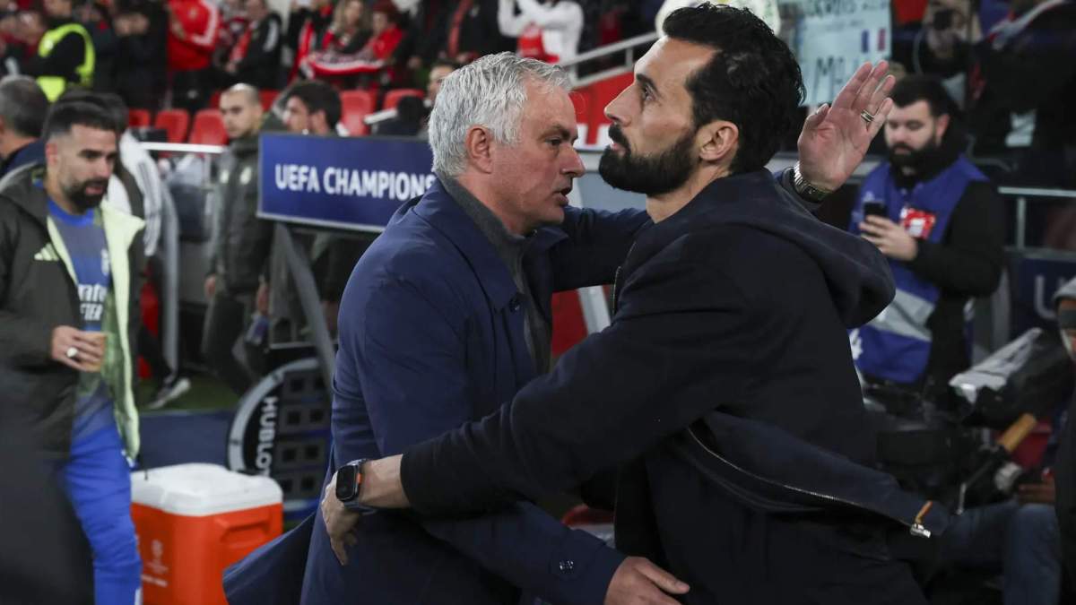 José Mourinho, saludándose con Álvaro Arbeloa antes del partido de este martes entre el Benfica y el Real Madrid.
