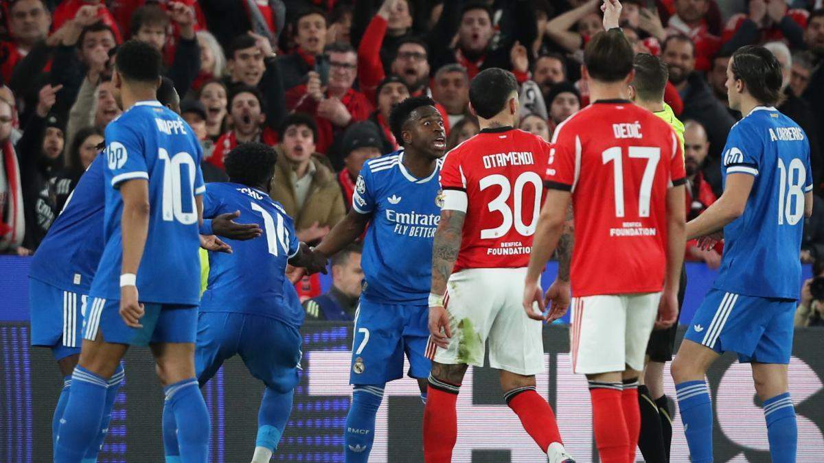 Vinícius Júnior ve la tarjeta amarilla durante el Benfica - Real Madrid. Vinícius Júnior ve la tarjeta amarilla durante el Benfica - Real Madrid.