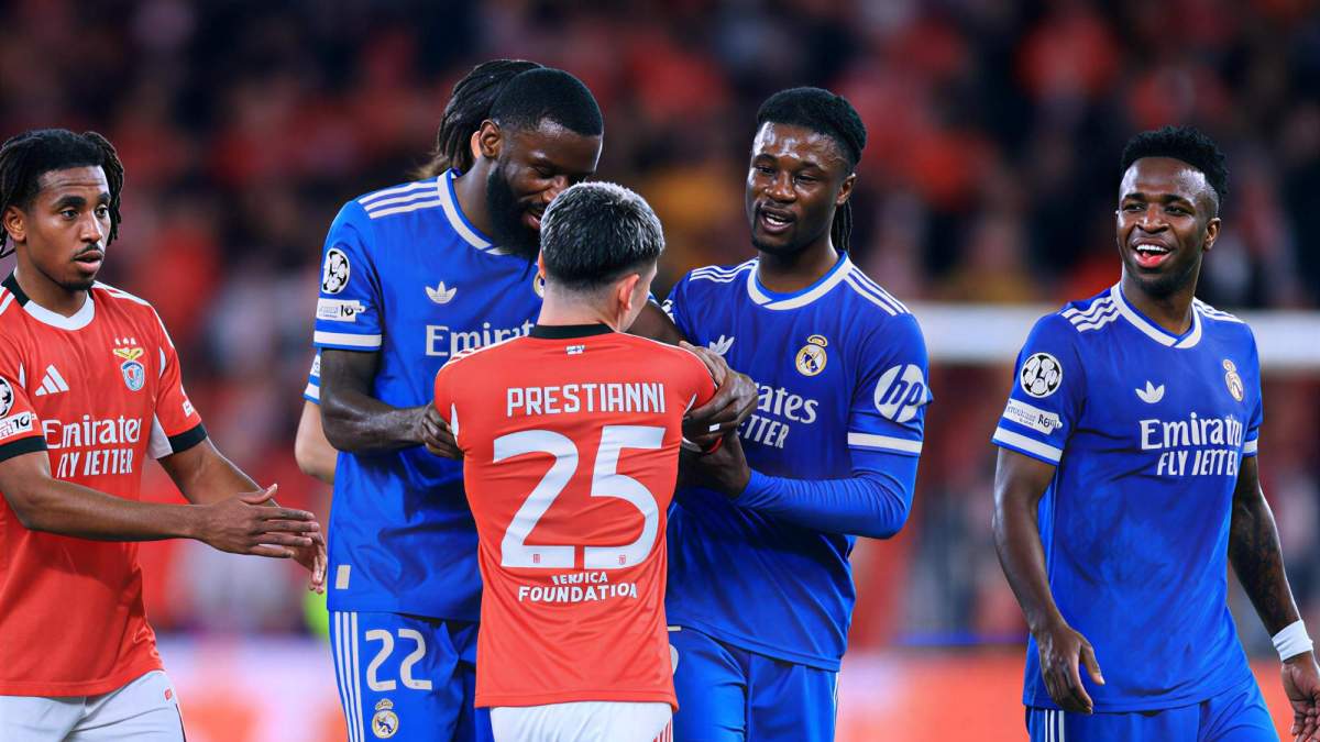 Gianluca Prestianni es separado por Antonio Rüdiger y Eduardo Camavinga luego de su ataque a Vinicius Junior.