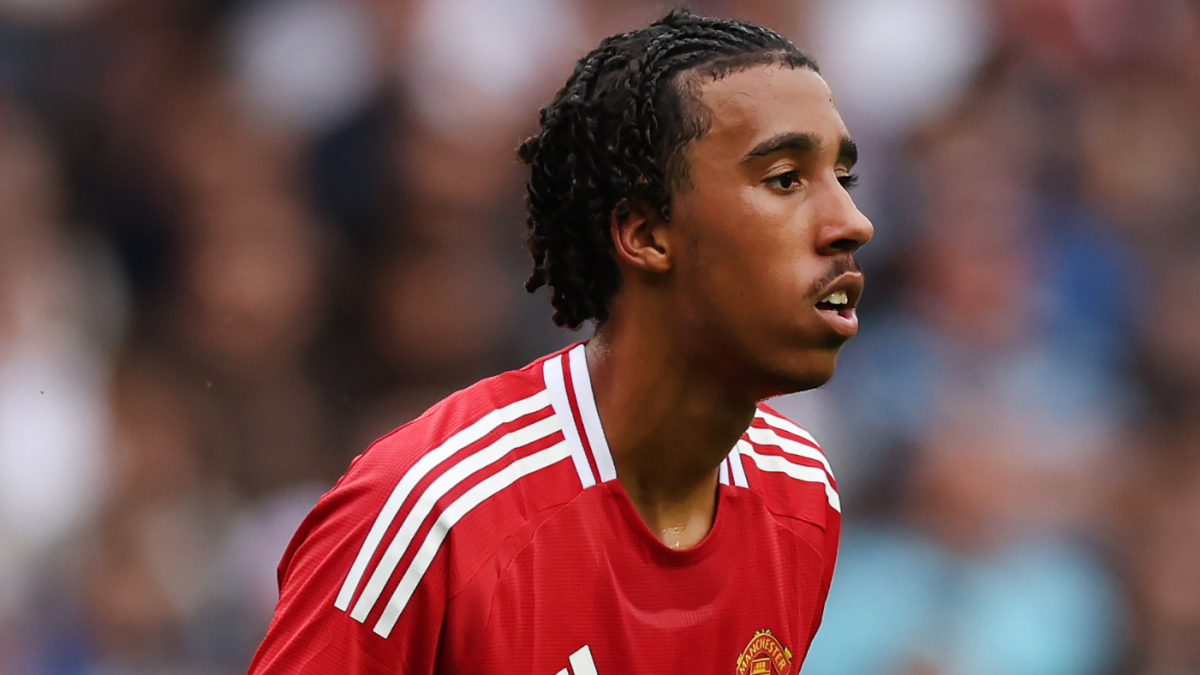 Leny Yoro jugando un partido con el Manchester United.