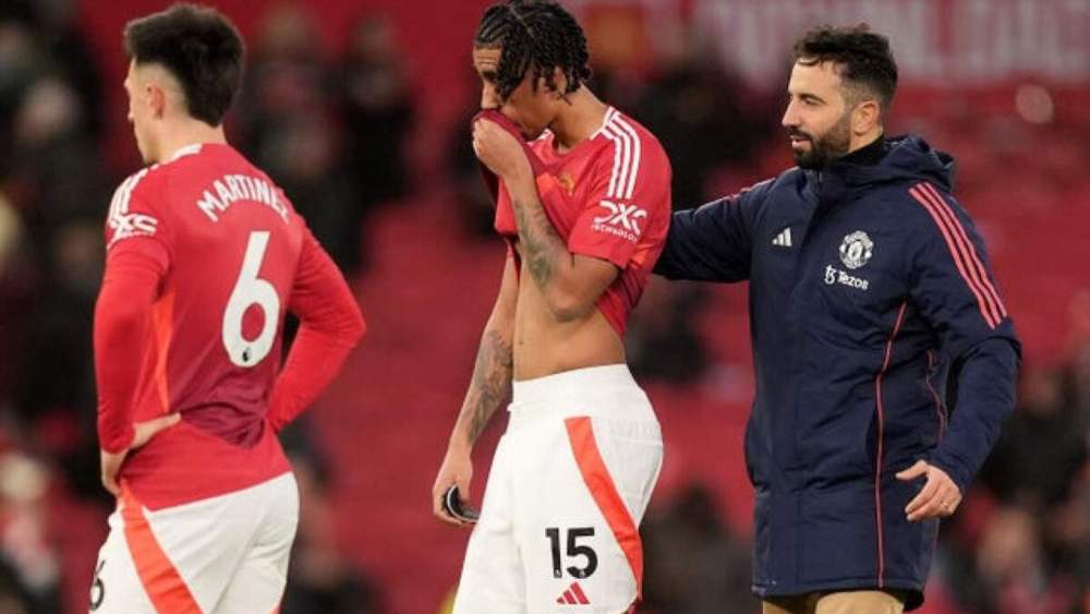 Leny Yoro es animado por Rúben Amorim, el anterior técnico del Manchester United, durante un partido de esta temporada.