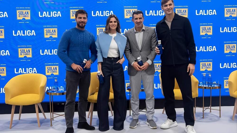 Luis Figo, con Fernando Llorente y los actores Maxi Iglesias y Amaia Salamanca.