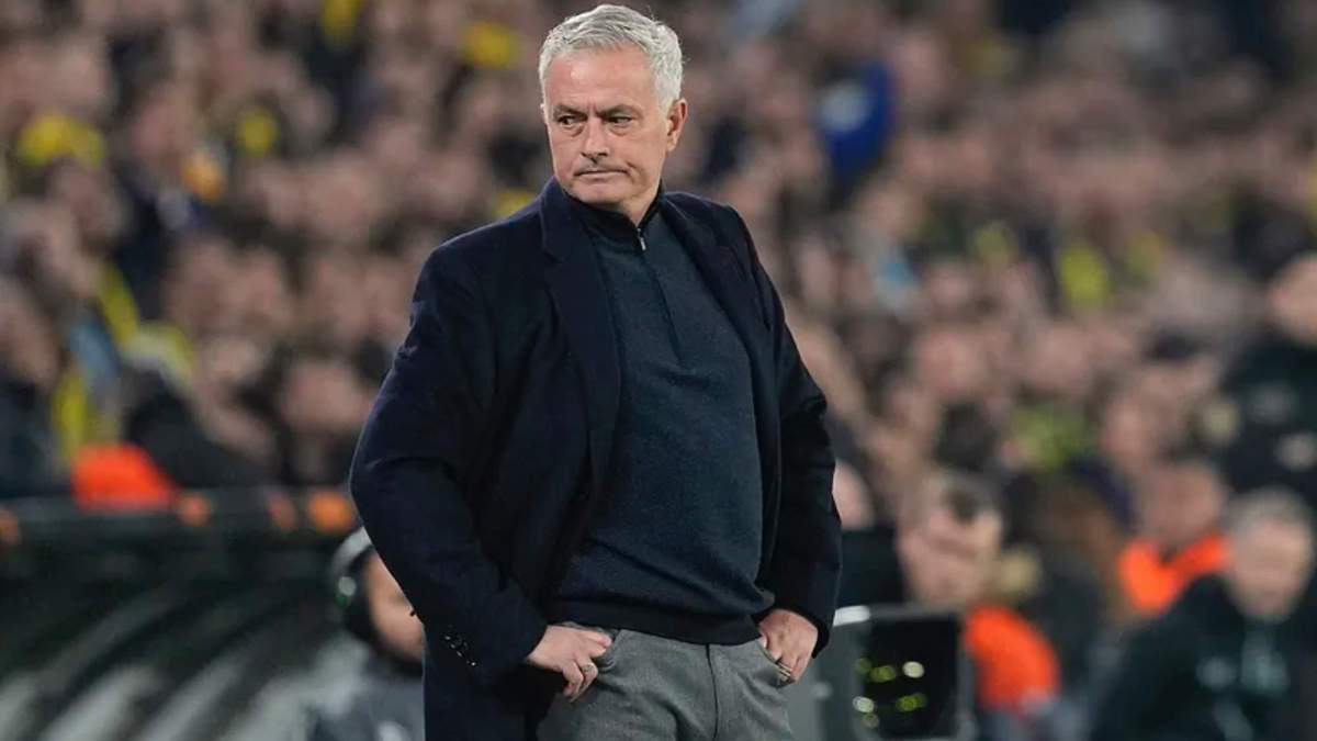 José Mourinho, con rostro serio, permanece en el área técnica mientras se disputa un partido. José Mourinho, con rostro serio, permanece en el área técnica mientras se disputa un partido.