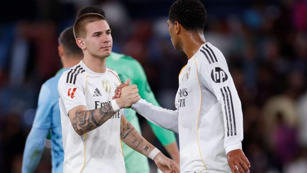 Franco Mastantuono y Jude Bellingham en un partido del Real Madrid.