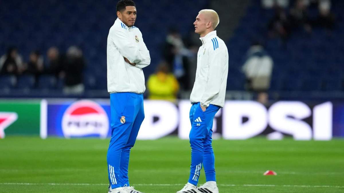 Jude Bellingham y Franco Mastantuono en la previa de un partido del Real Madrid.