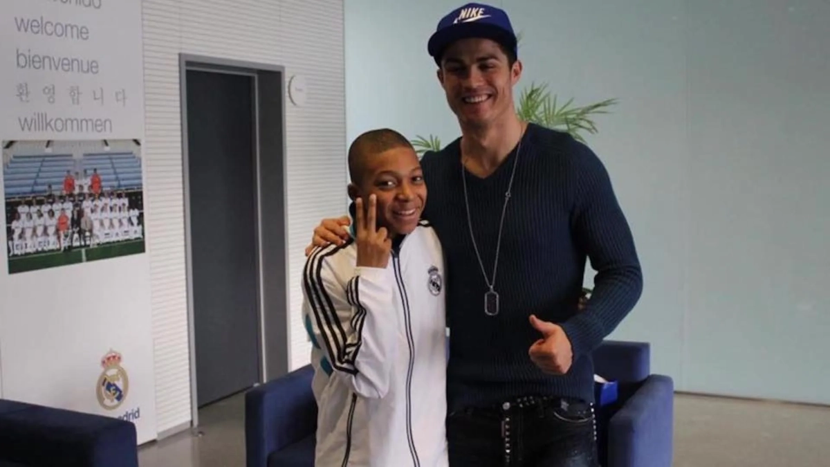 Mbappé junto a Cristiano Ronaldo Mbappé junto a Cristiano Ronaldo