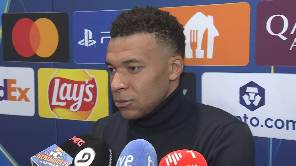 Mbappé atendiendo a los medios tras el partido contra el Benfica