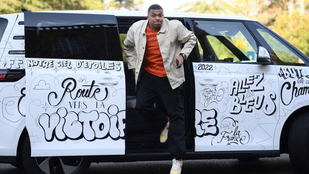 Kylian Mbappé saliendo de un coche.