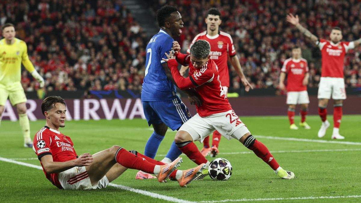 Prestianni empujando a Vinícius durante el Benfica - Real Madrid.