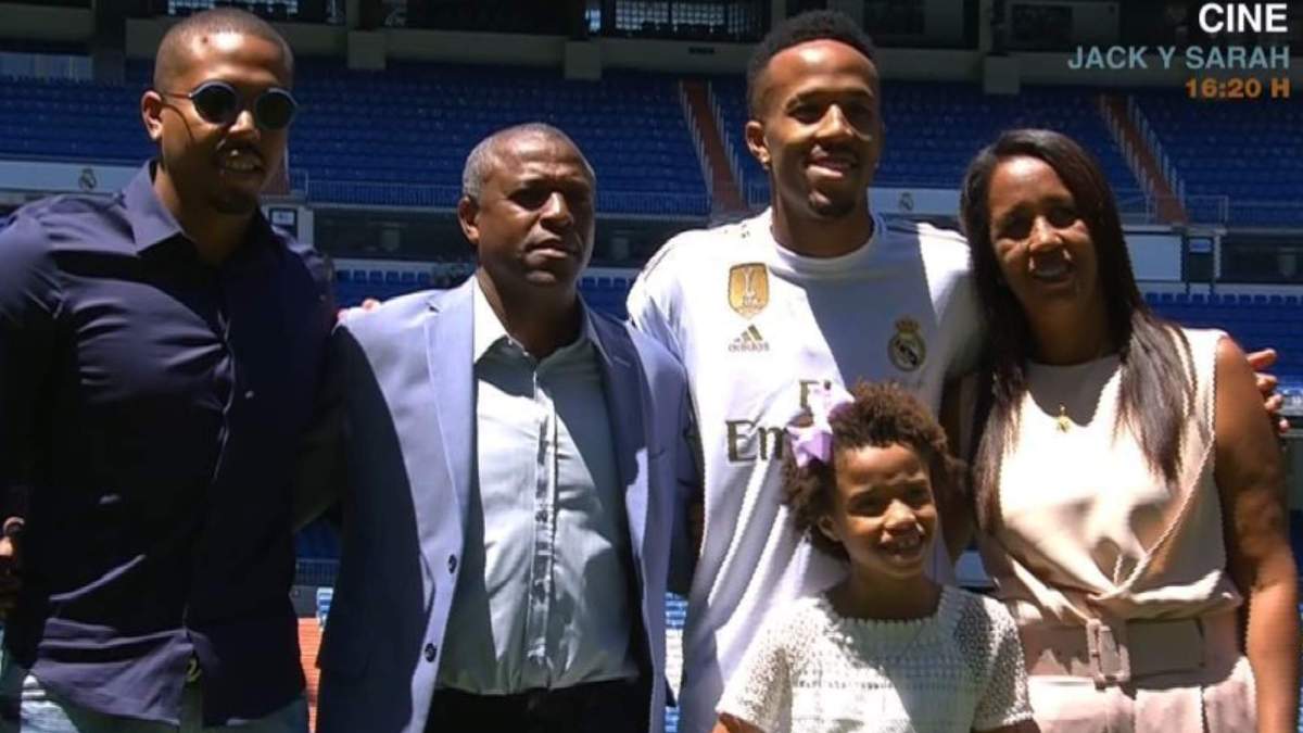 Militao junto a su padre y el resto de su familia en la presentación como jugador del Real Madrid